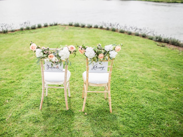 Sillas de los novios en el jardín