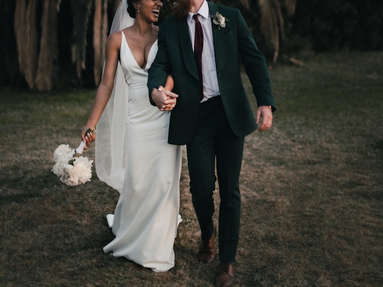 Los novios bajo un árbol