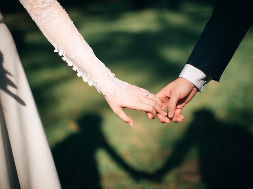Ana Sofía y Diego tomados de la mano